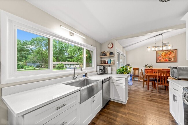 Foto del edificio - Fantastic 4-Bedroom with Updated Kitchen &...