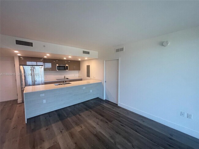 Foto del edificio - 13800 Highland Dr