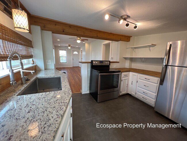 Building Photo - Cozy 2 Bed 1 Bath Bungalow in Denver's Globeville Neighborhood