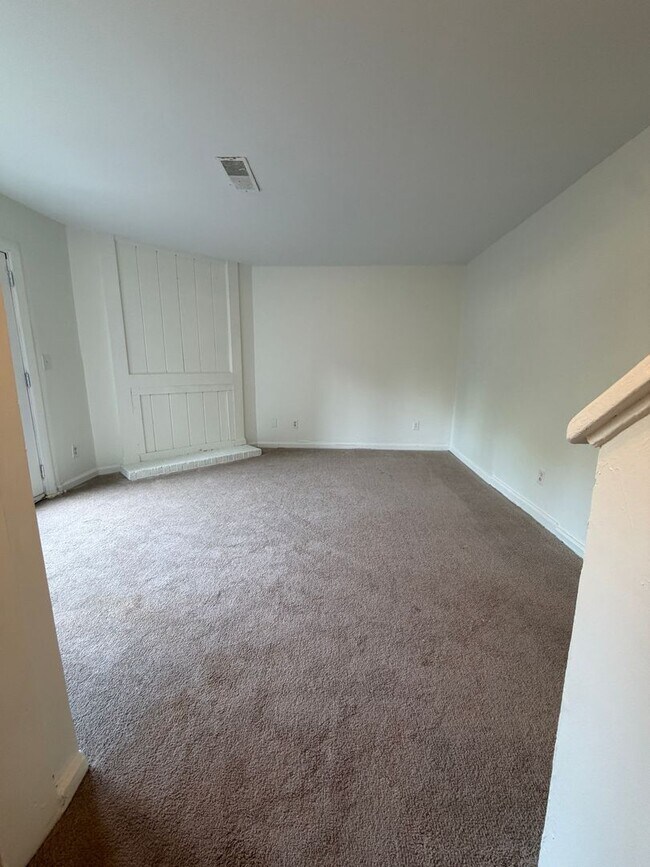 Foto del edificio - 3 BR Townhouse AVAILABLE NOW!