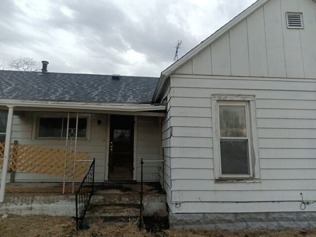 Building Photo - 313 S Dye St