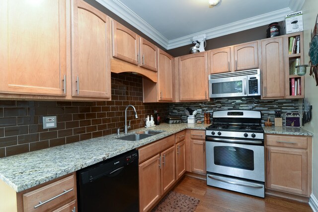 Building Photo - 751 W Brompton Ave