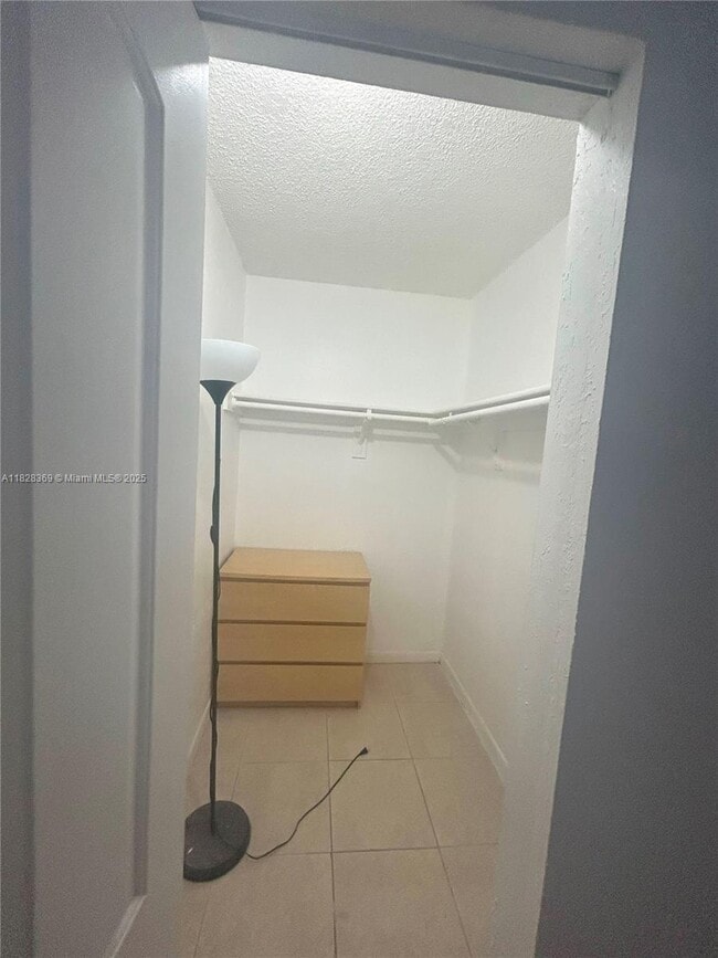 Foto del edificio - 6950 Miami Gardens Dr