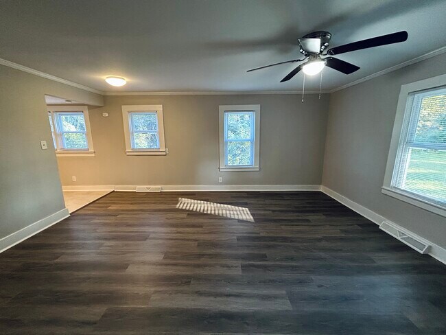 Building Photo - 5087 Meadowbrook Dr
