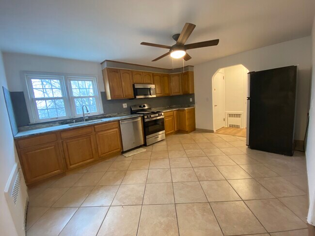 Eat-in Kitchen - 212 Forest St