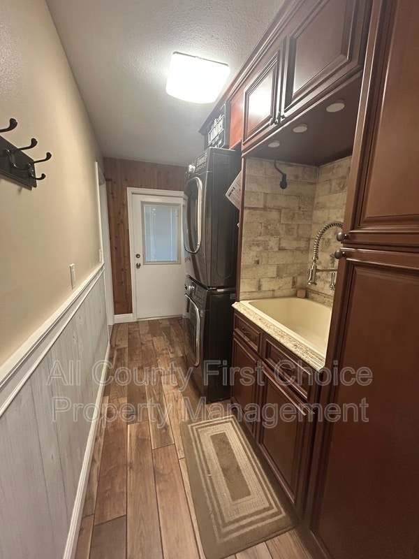 Foto del edificio - 8303 Monarch Cir