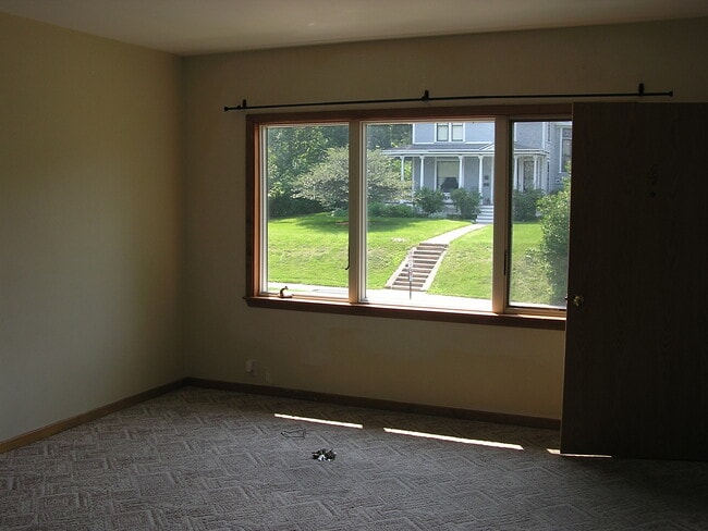 Building Photo - 410 W Pleasant St