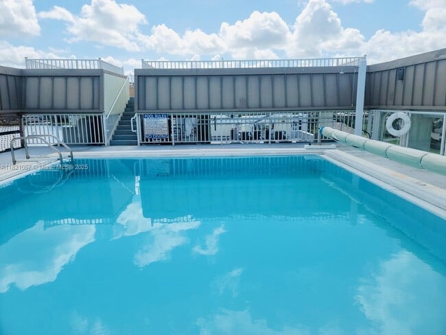Building Photo - 1500 Park Beach Cir
