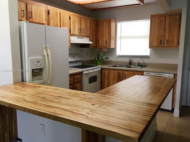 Foto del edificio - 6061 Shaker Wood Cir