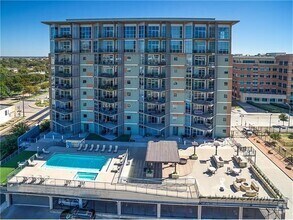 Building Photo - 1001 Belleview St