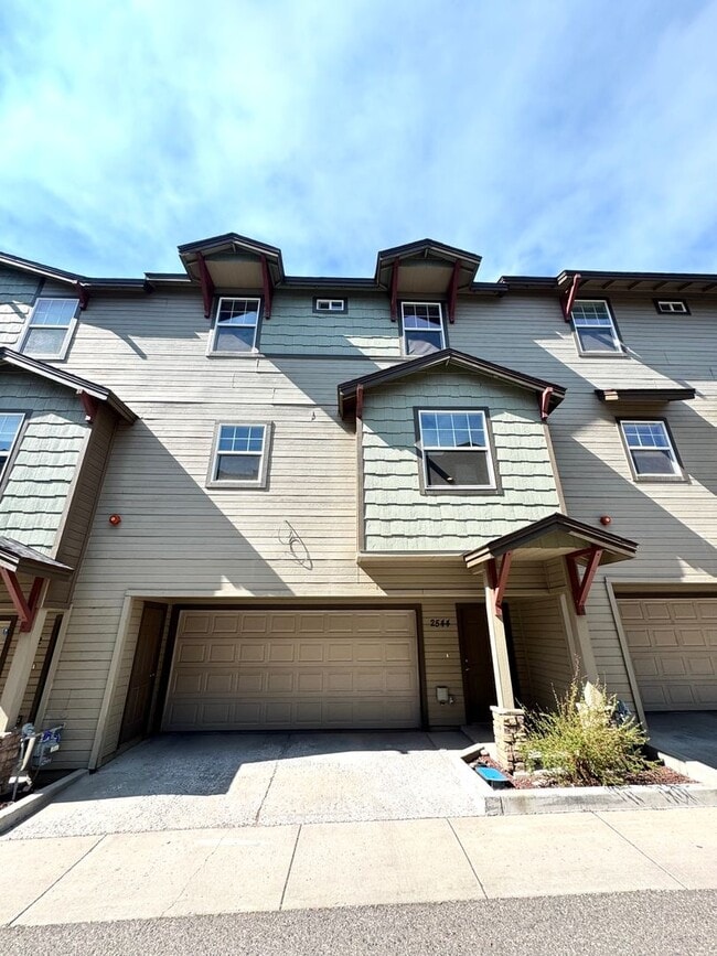 Building Photo - AVAILABLE NOW! Spacious 4-Bedroom Townhous...