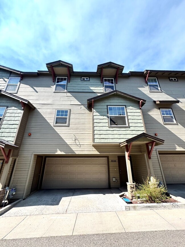 Building Photo - Spacious 4-Bedroom Townhouse in Prime Flag...