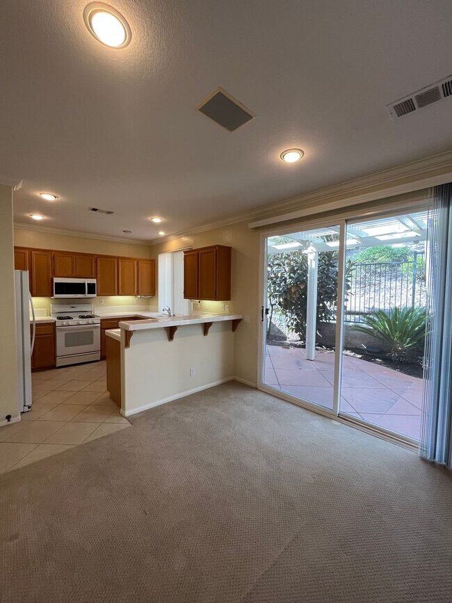 Building Photo - Ready to move in ready 3 bedroom 2.5 bathr...