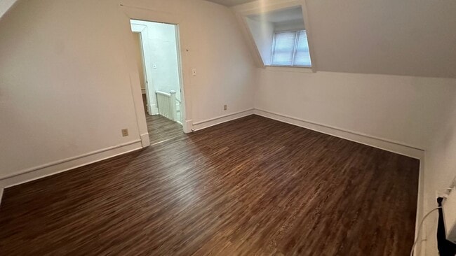 Building Photo - $975 - 3 bedroom / 1.5 bathrooms - Beautif...