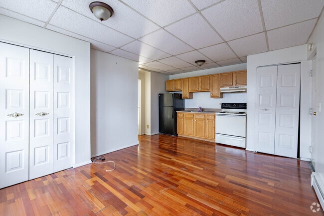 Studio, 1BA - 400SF - Kitchen - 2162 Stratford Ave