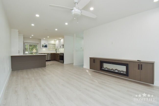 Building Photo - Family-Friendly 3-Bedroom Upper-Floor Home...