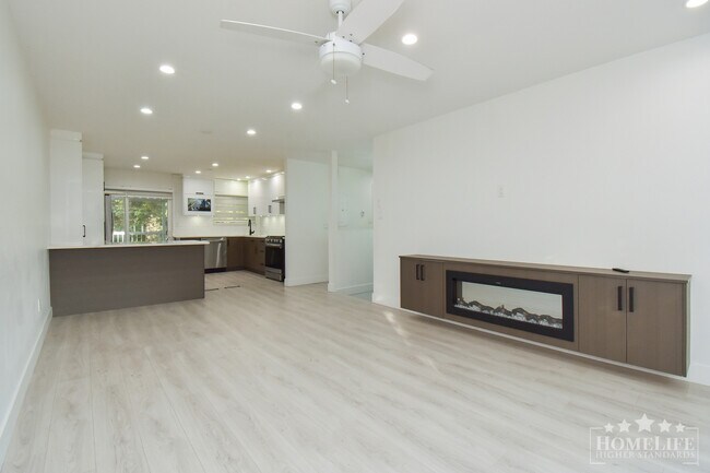 Photo du bâtiment - Family-Friendly 3-Bedroom Upper-Floor Home...