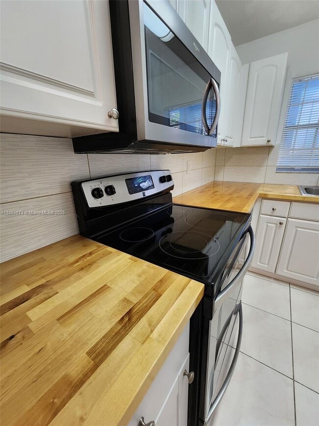 Foto del edificio - 4951 Wedgewood Way