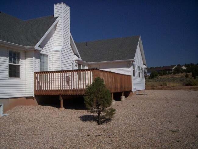 Building Photo - 3 bedroom + Office, 2 bath - Single Family...