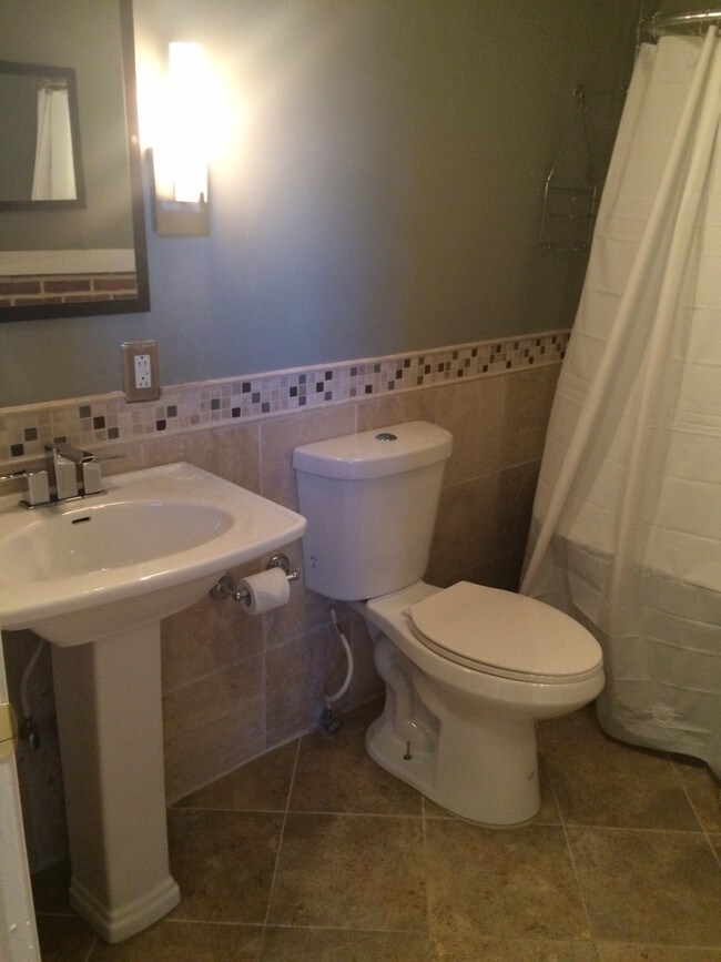 Baño - 1340 S Hanover St
