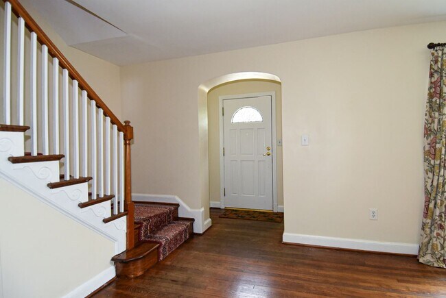 Foto del edificio - 8205 Meadowbrook Ln