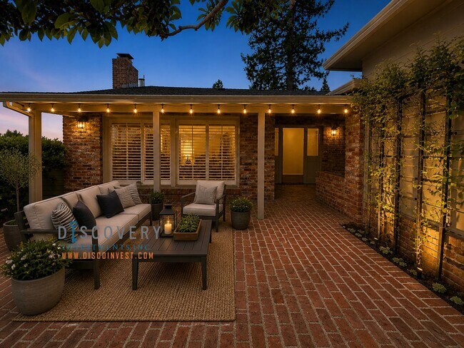 Foto del edificio - Refined Piedmont Residence with Timeless Mid-Centry Appeal