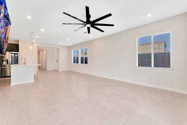Building Photo - Spacious Modern Home with Luxuries!