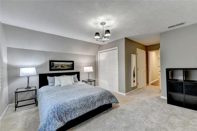 Building Photo - 350 S Satinwood Pl