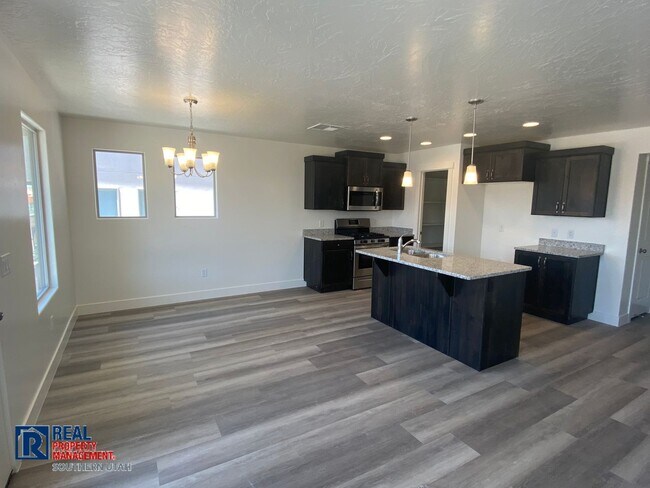 Building Photo - Large 4 Bedroom home in Desert Hollows