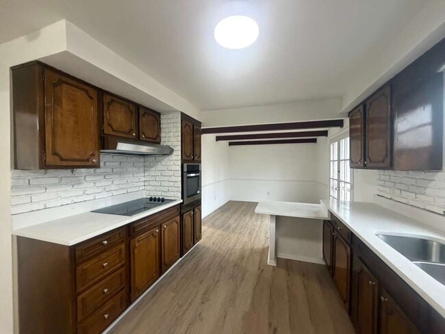 Building Photo - 2007 W 75th Pl