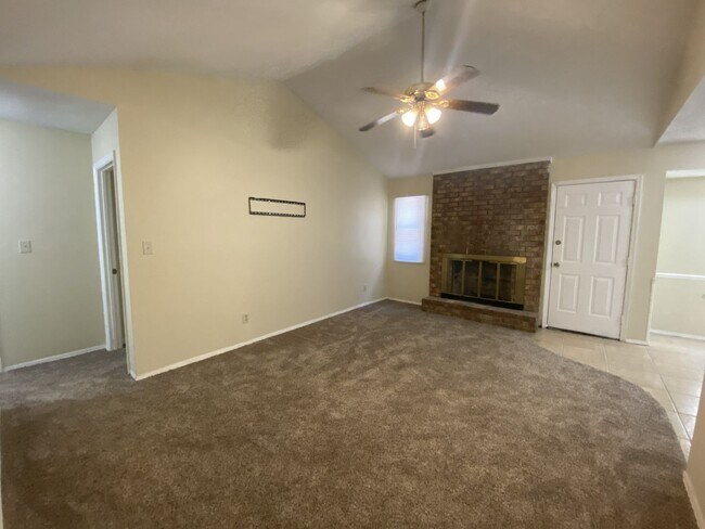 Foto del edificio - 4532 Hillside Dr