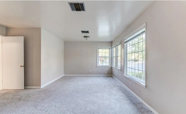 Building Photo - Charming 3 Bedroom 2 Bath