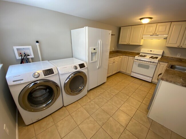 Building Photo - 118 Thicket St