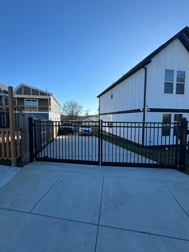 Foto del edificio - **Modern 3-Bedroom Home Near Downtown Nash...