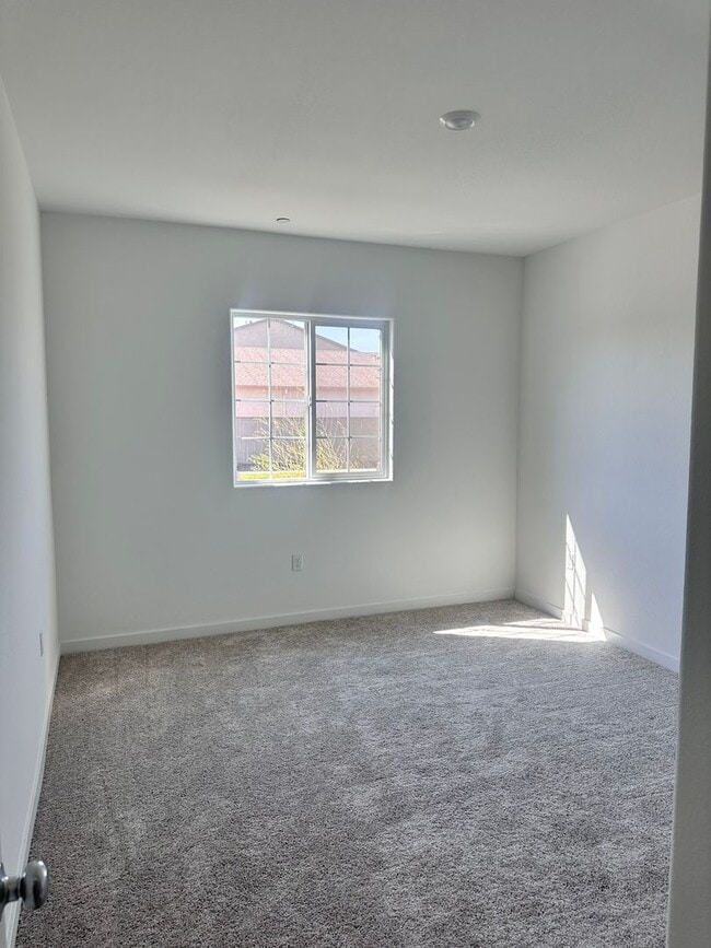 Foto del edificio - 1/2 off first full months rent with possession by 4/17/2026