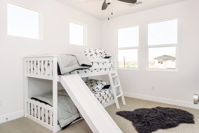 Foto del edificio - Newer End Unit Townhome in Woodland Estates