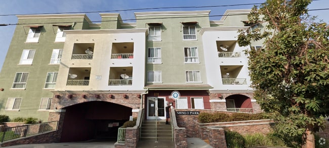 Building Photo - 831 W 70th St