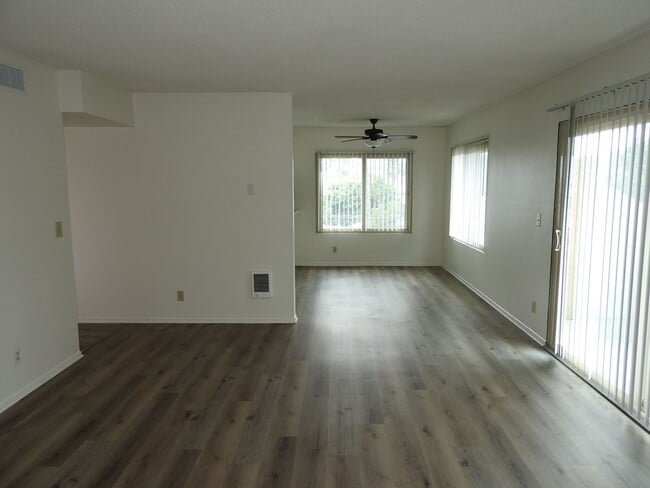Foto del edificio - 2 BDR Condo with 2-Car Garage