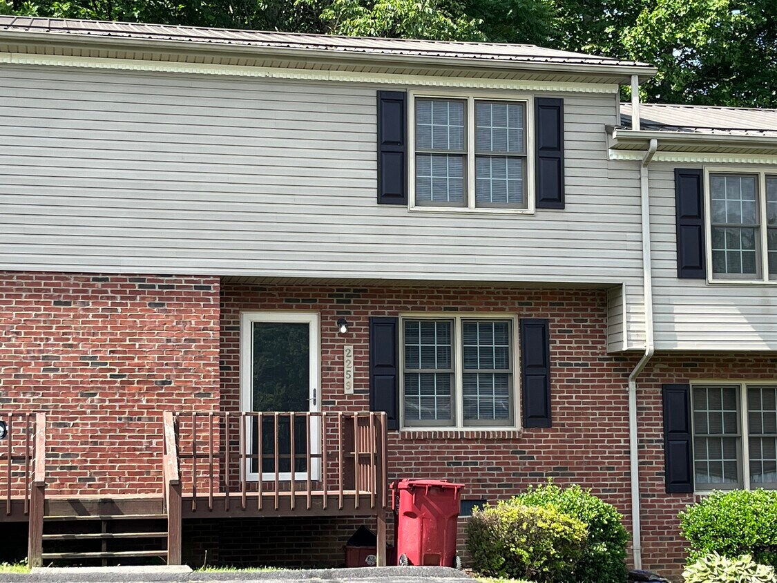 Primary Photo - 2259 Forest Acres Dr