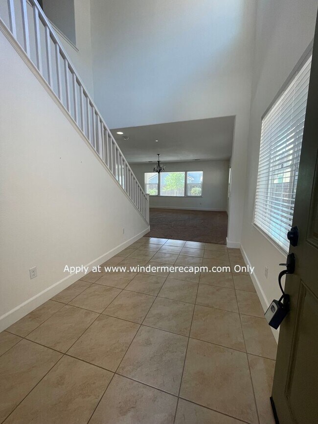 Foto del edificio - 4 BDRM 3 BA Bright Home with Open Kitchen ...