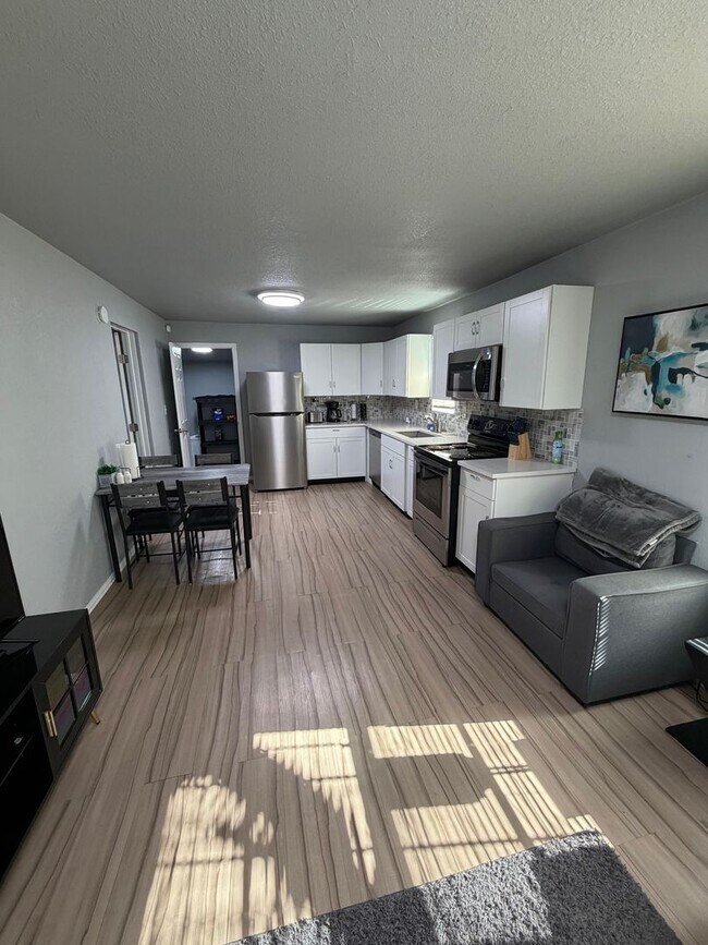 Foto del edificio - Come check out this fully furnished (even the dishes are here!) home right off Historic Route 66