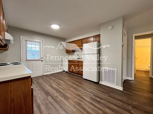 Building Photo - MOVE IN READY! 2 BED/1 BATH duplex in the ...