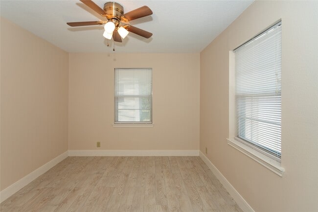 Foto del edificio - 9714 Cedardale Dr