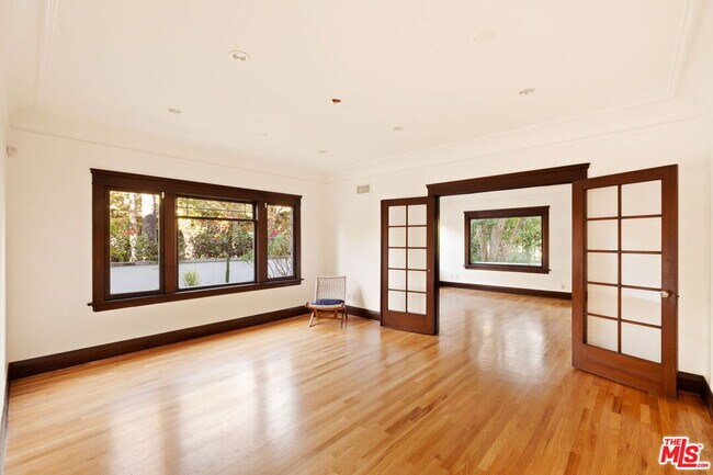 Foto del edificio - 2027 Canyon Dr