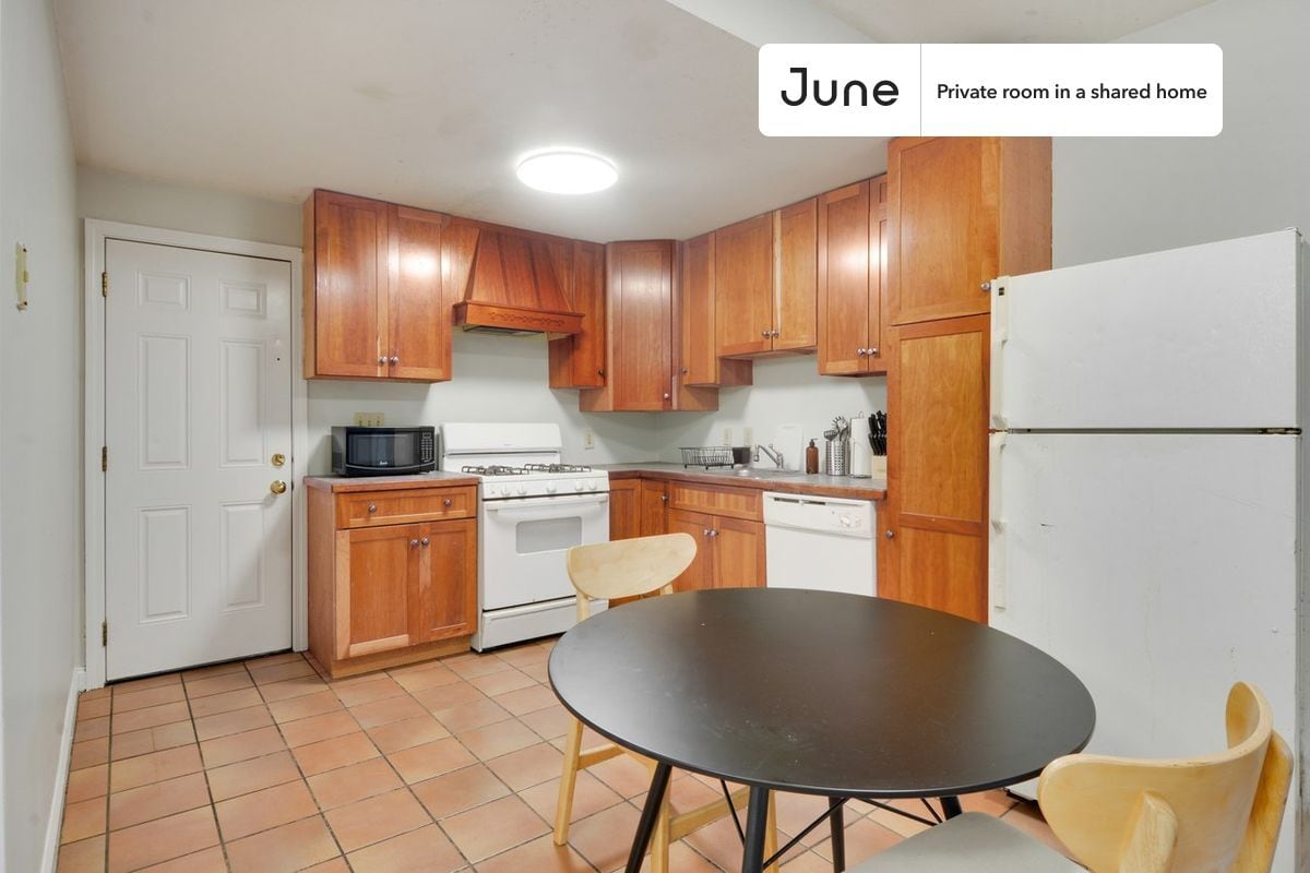 Private bedroom in 5 bed/3 bath Home - Private bedroom in 5 bed/3 bath Home