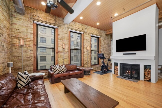 Building Photo - 2 br, 2 bath Condo - 525 North Halsted Str...