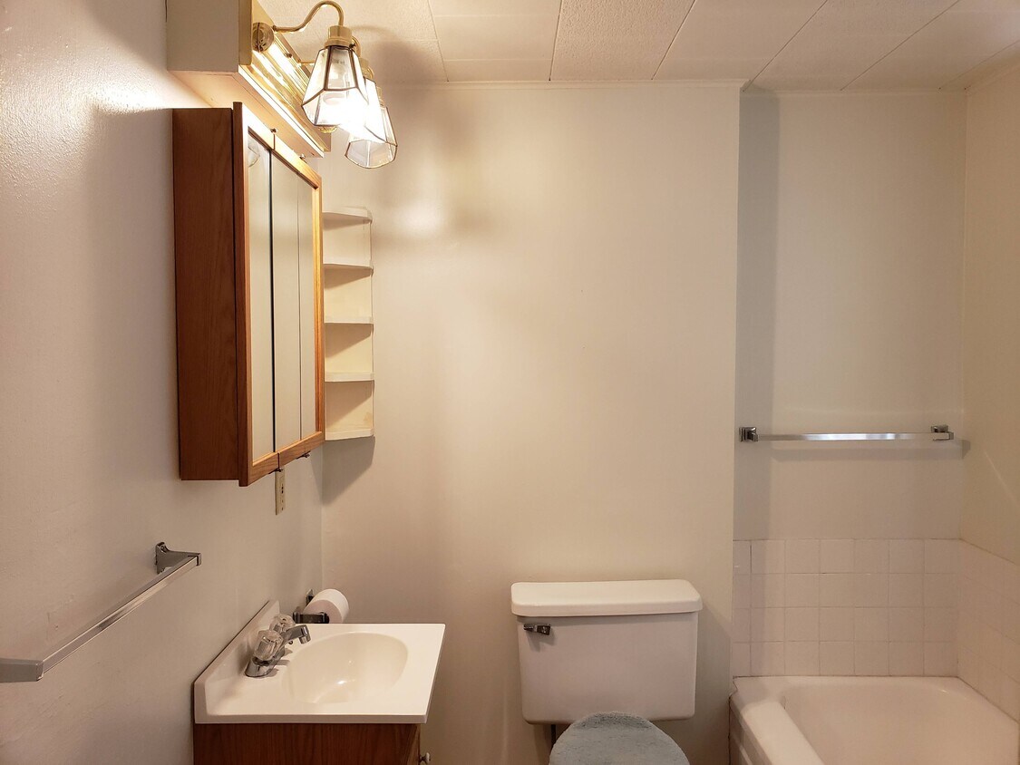 812 N 2nd Ave E, Newton, IA 50208 House Rental in Newton, IA