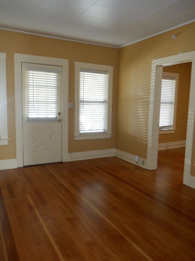 Building Photo - Historic Downtown Bend 1 Bed/1 Bath - NW G...