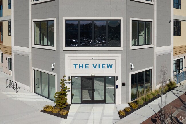 Entrada - The View at Long Branch