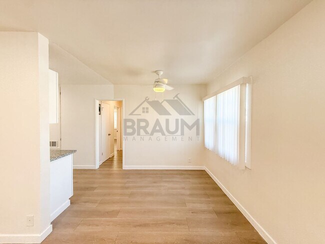Foto del edificio - 7339 Woodman Ave